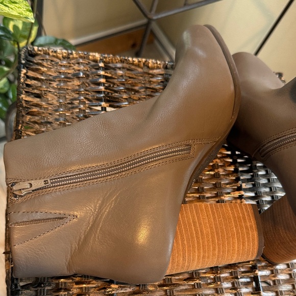 Vionic Kennedy Taupe Leather Heeled Women’s Booties Size 9 Wide NEW - Picture 6 of 8
